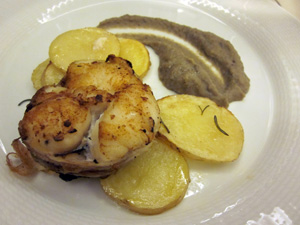 TOURNEDOS DI RANA PESCATRICE CON VELO DI GUANCIALE, PUREA DI MELANZANE E PATATE AL ROSMARINO