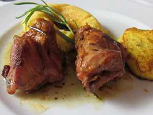 CONIGLIO AL ROSMARINO CON POLENTA E TORTINO DI PATATE AL TIMO