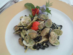 TAGLIOLINI BIANCHI E NERI, CON TARTUFI, VONGOLE E PESTO DI RUCOLA