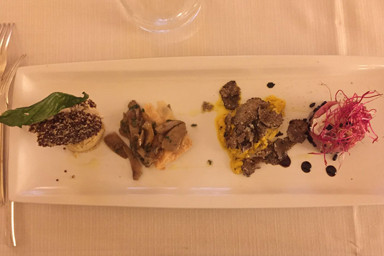 Mousse di tinca in cialda di quinoa e crema di ceci, la Frittatina al tartufo, la Tartare di Chianina su riso venere e l’Insalatina tiepida di porcini su pasta sfoglia 