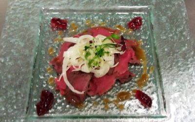 Carpaccio di cervo leggermente scottato alle erbette con insalatina di finocchi e mostarda di frutti rossi.