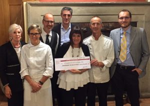La-consegna-dellassegno-in-beneficienza.