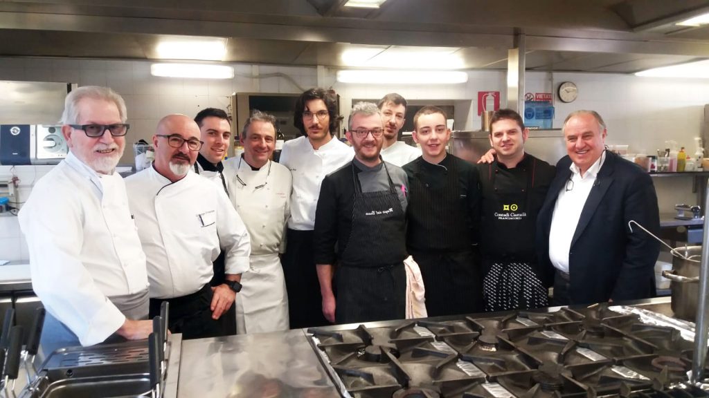 Alcuni chef di Ristoranti Regionali in cucina per il corso tenuto da Sergio Mei.