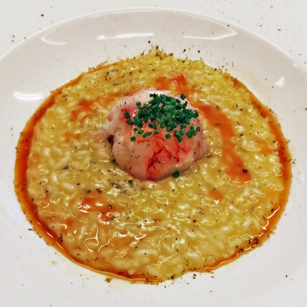 Risotto agli agrumi e zenzero, cipollina con sfera di gamberi rossi e burrata