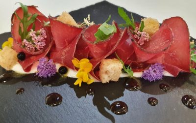 Carpaccio di manzo salato, ginepro, salsa di pinoli e riduzione di birra del Sartori’s hotel – Lavis TN.