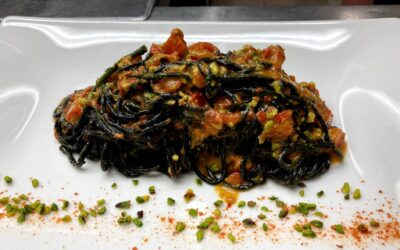 Chitarrina al nero al pesto di datterini e pistacchio di Bronte con riccio di mare e salicornia