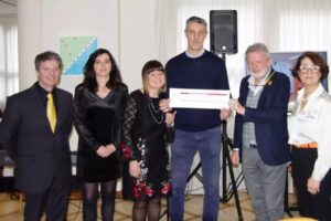 Alberto Lupini consegna a Roberto Gualtieri il ricavato della raccolta benefica ITalia a Tavola