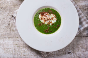 CREMA DI BROCCOLO DI TORBOLE, UOVO MORBIDO CBT E TERRA DI SPECK dello chef Giuseppe Prencipe Rist. Da Pino di San Michele a/A (TN)
