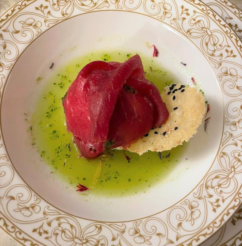 Carpaccio di carne salada su quenelle di robiola