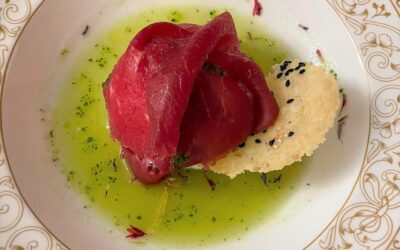 Carpaccio di carne salada su quenelle di robiola,